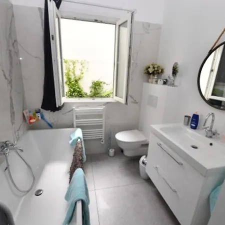 Apartment Charming In The Heart Of Antibes